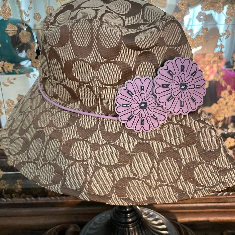 COACH SIGNATURE Bucket hat with a couple of flowers M/L
